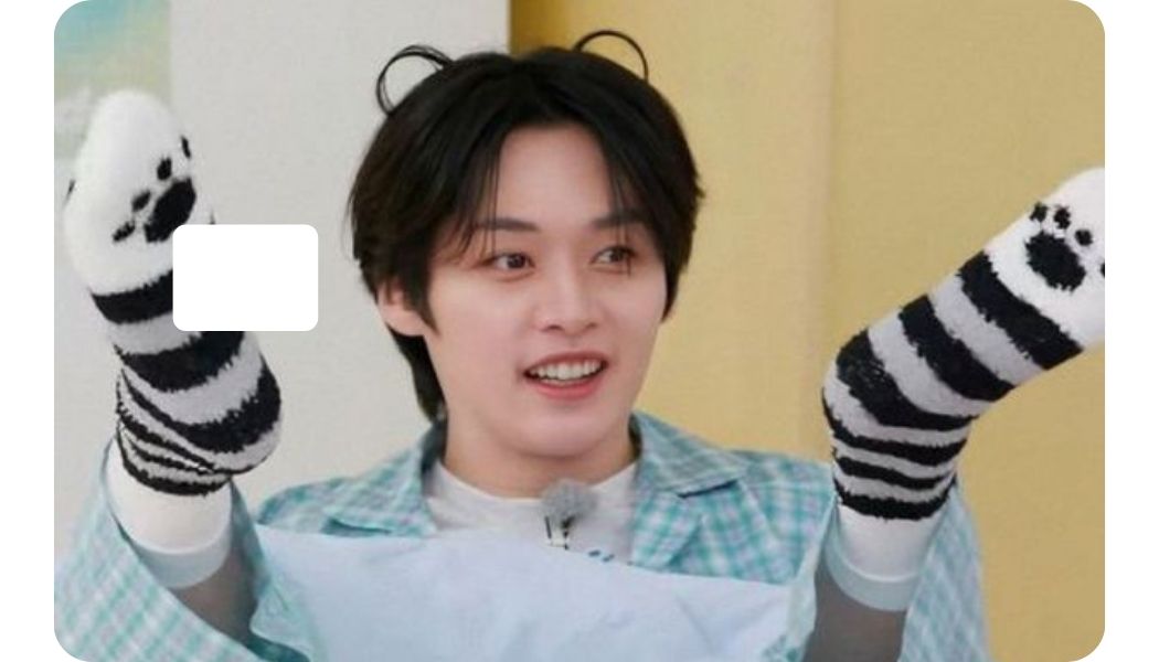 Lee Know-Card Sticker 2